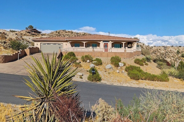 Interior - Hilltop Haven Near Joshua Tree National Park (Yucca Valley)