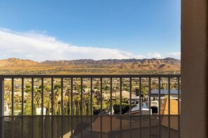 Interior - Hilltop Haven Near Joshua Tree National Park (Yucca Valley)