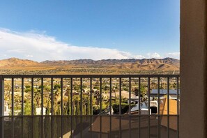 Interior - Hilltop Haven Near Joshua Tree National Park (Yucca Valley)