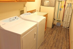 Interior - Goldfinch 18 (Bend)