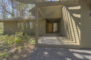 Interior - Goldfinch 18 (Bend)