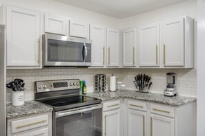 Interior - Elite 5BR Home With Game Room, Hot Tub, & Sauna (Grand Prairie)