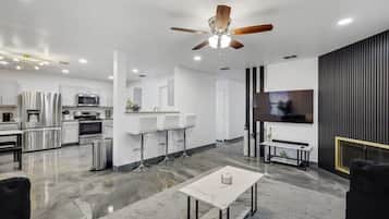 House (5 Bedrooms) | Interior