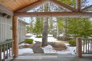Interior - Hot Tub Home Near Golf and Sharc (Bend)