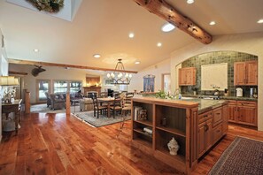 Interior - Hot Tub Home Near Golf and Sharc (Bend)