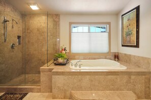 Interior - Hot Tub Home Near Golf and Sharc (Bend)