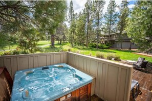 Interior - Hot Tub Home Near Golf and Sharc (Bend)