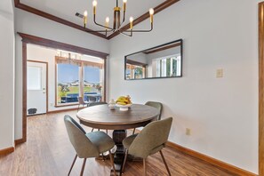 House (5 Bedrooms) | Interior