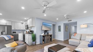 Un espace de vie moderne comprenant une cuisine, un coin repas et un espace salon.
