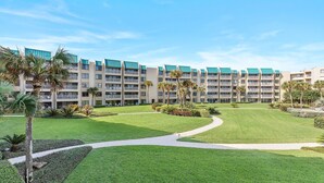 Un hôtel à étages, doté d’une pelouse bien entretenue et offrant une vue sur un ciel dégagé.