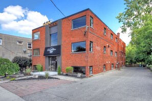 Exterior - Modern Hub | Central Location, Budget & Pet OK (London)