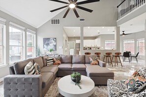 Interior - Immaculate 5BR 2B Vila With Pool and Cinema (Irving)