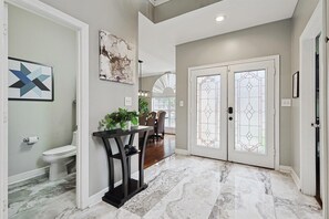 Interior - Immaculate 5BR 2B Vila With Pool and Cinema (Irving)