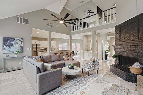 House (5 Bedrooms) | Interior