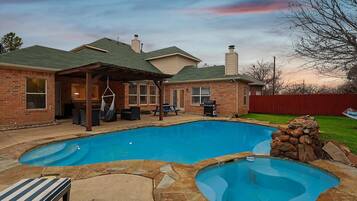 House (5 Bedrooms) | Front of property