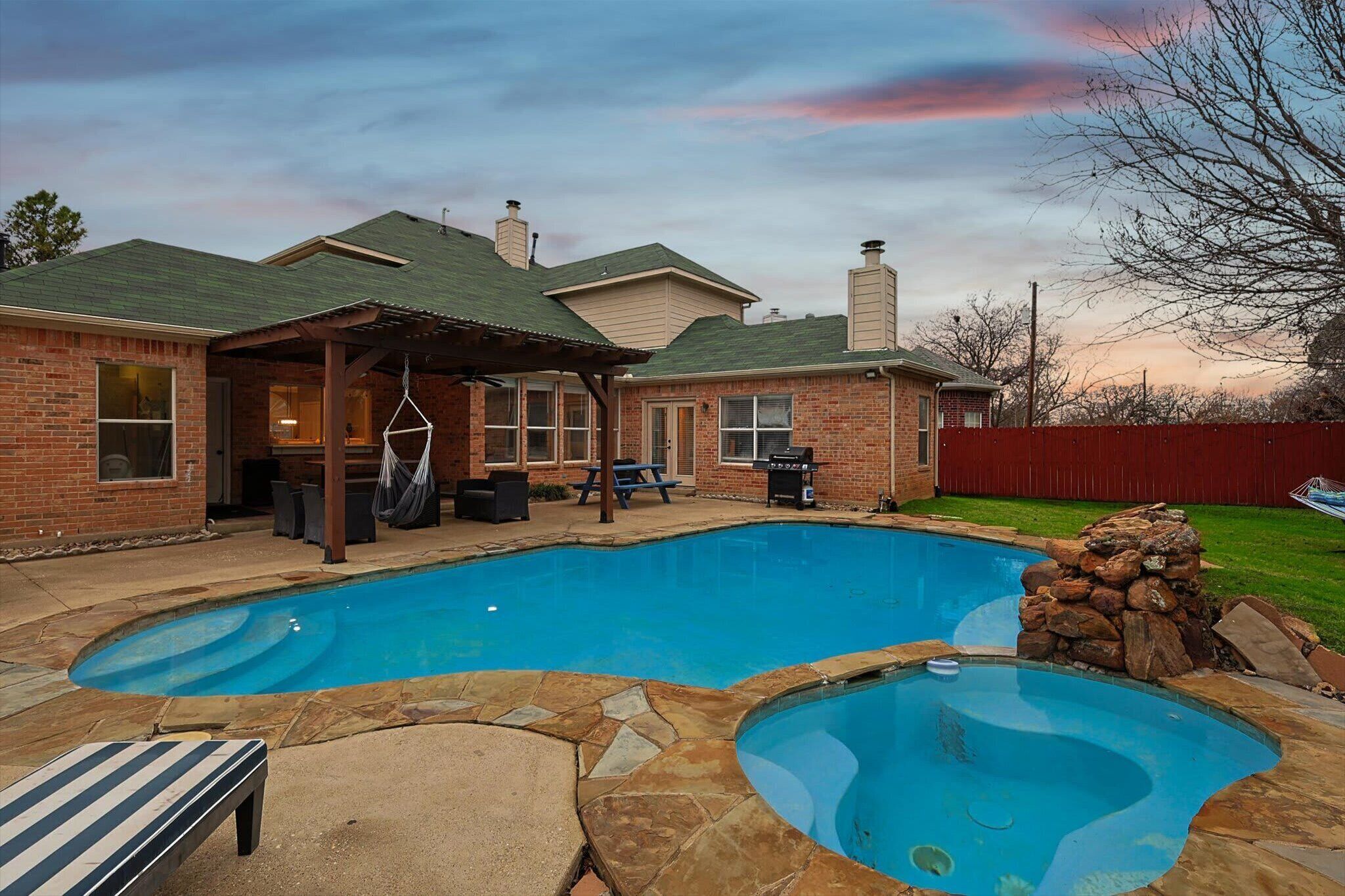 House (5 Bedrooms) | Front of property