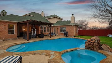 House (5 Bedrooms) | Front of property