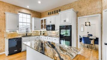House (5 Bedrooms) | Interior