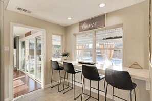 Interior - Elegant 5BR Home With Pool, Jacuzzi, Bbq, and Cinema Room (Farmers Branch)