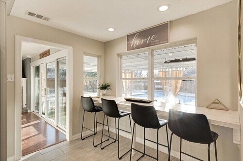 Elegant 5BR Home With Pool, Jacuzzi, Bbq, and Cinema Room