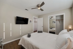 Interior - Elegant 5BR Home With Pool, Jacuzzi, Bbq, and Cinema Room (Farmers Branch)
