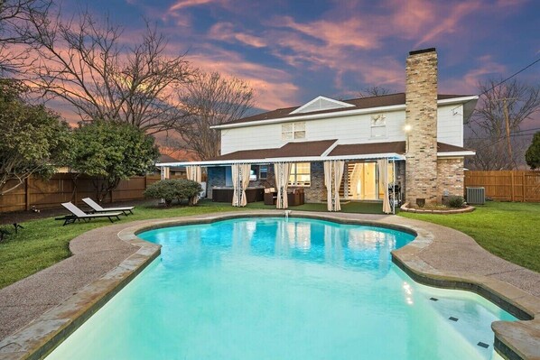 Interior - Elegant 5BR Home With Pool, Jacuzzi, Bbq, and Cinema Room (Farmers Branch)