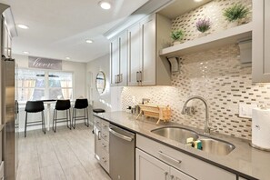 Interior - Elegant 5BR Home With Pool, Jacuzzi, Bbq, and Cinema Room (Farmers Branch)