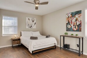 Interior - Elegant 5BR Home With Pool, Jacuzzi, Bbq, and Cinema Room (Farmers Branch)