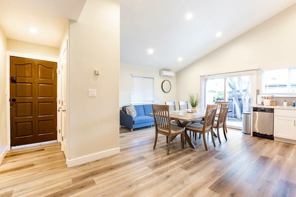 House (6 Bedrooms) | Interior