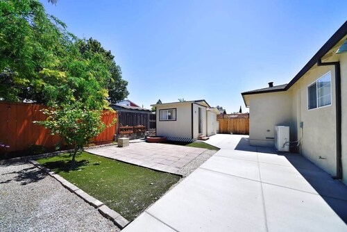 Marbella Lane - Vibrant 4BR RWC Ldry