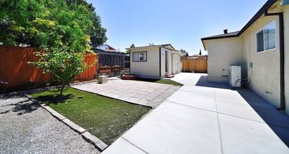 Marbella Lane - Vibrant 4BR RWC Ldry