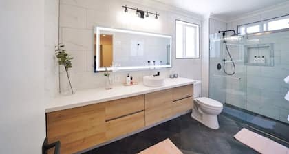 Marbella Lane - Vibrant 4BR RWC Ldry