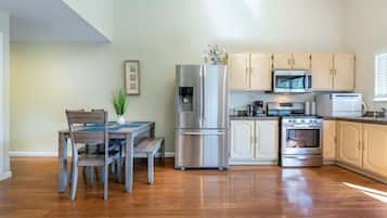 Mikrowelle, Ofen, Herdplatte, Kochgeschirr/Geschirr/Besteck