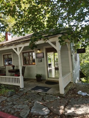 Outdoor dining - Wrens Nest Hideaway (Eureka Springs)