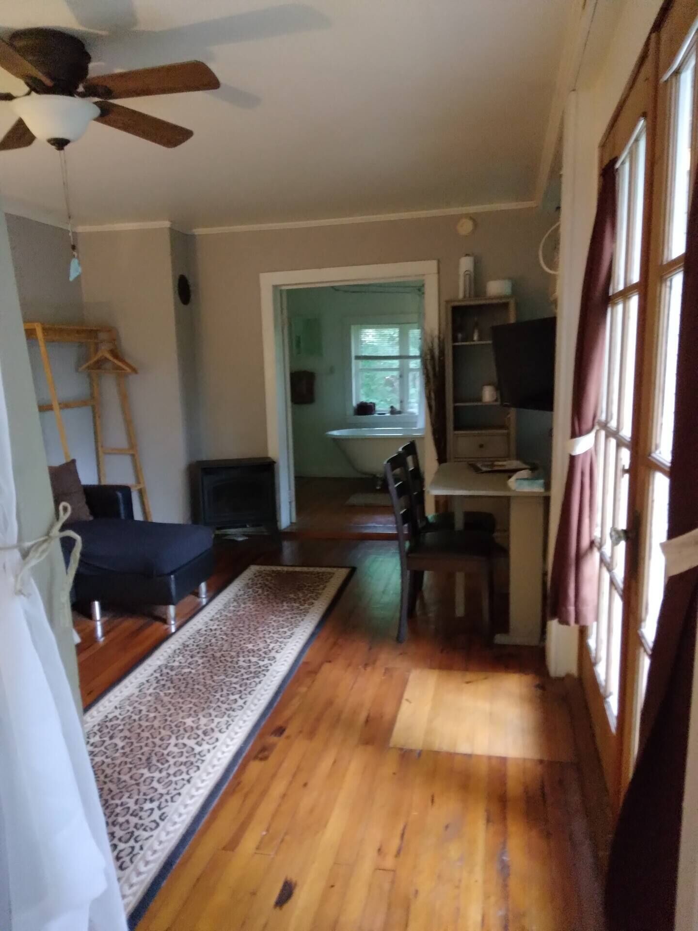 Wrens Nest Hideaway - Eureka Springs, AR