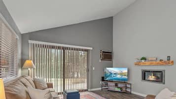 Villa (2 Bedrooms) | Vardagsrum | Tv