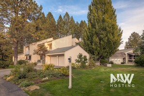 Interior - Twin Lakes Village 3-story Townhouse Golf Views Steam Shower Wet Bar Game Room Pool (Rathdrum)