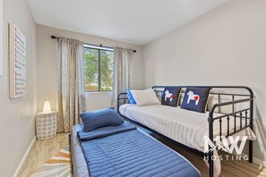 Interior - Twin Lakes Village 3-story Townhouse Golf Views Steam Shower Wet Bar Game Room Pool (Rathdrum)