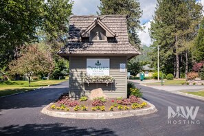 Interior - Twin Lakes Village 3-story Townhouse Golf Views Steam Shower Wet Bar Game Room Pool (Rathdrum)