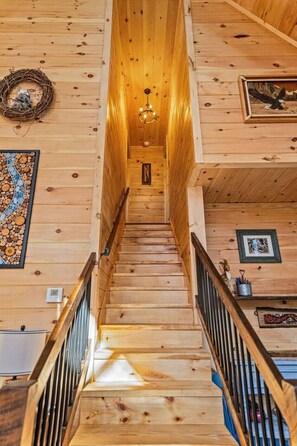 Chalet (2 Bedrooms) | Interior - Wifi, Hot Tub & Pets - Eaglerock Retreat in Rrg! (Rogers)