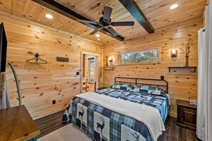 Chalet (2 Bedrooms) | Interior - Wifi, Hot Tub & Pets - Eaglerock Retreat in Rrg! (Rogers)