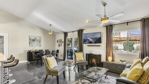 Ein modernes Wohnzimmer mit Kamin, Sitzecke und Essbereich.