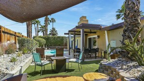 Eine Außenpatio mit Pool, Sitzgelegenheiten und einer Pergola.