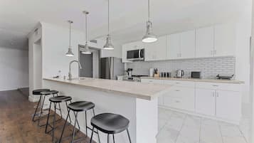House (6 Bedrooms) | Interior