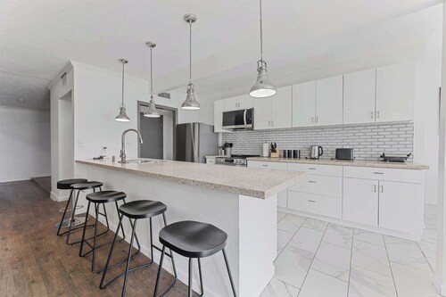 Newly Renovated 6BR 3BA Port Arthur Home With Hot Tub