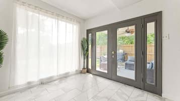 House (6 Bedrooms) | Interior