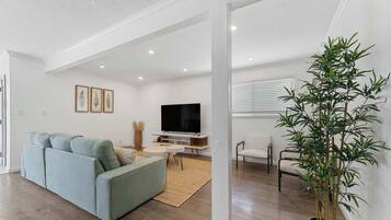 House (6 Bedrooms) | Interior