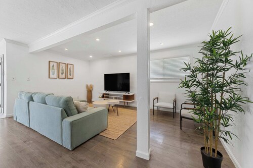 Newly Renovated 6BR 3BA Port Arthur Home With Hot Tub
