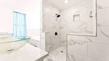 House (6 Bedrooms) | Interior
