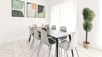House (6 Bedrooms) | Interior